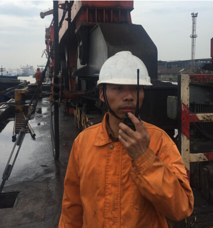 黃柏春，楊灣港務(wù)分公司裝卸工班副班長(cháng)。他工作認真、細致，有責任心。工作中，主動(dòng)排除班中的各類(lèi)安全隱患，避免事故的發(fā)生，實(shí)現班組安全生產(chǎn)無(wú)事故。  “決不把隱患交到下一班?！边@是黃柏春的一貫工作作風(fēng)。在4月中旬的一個(gè)夜班，在一條海輪卸貨作業(yè)結束后，由于裝卸的煤炭中有大量的煤矸石，料斗斗口被完全卡住，必須人工進(jìn)入料斗內進(jìn)行清理，工人在料斗中作業(yè)十分危險，身為副班長(cháng)的他主動(dòng)擔負起料斗內清理的任務(wù)。他叫來(lái)了兩位工友，與自己一起進(jìn)入料斗，在保證斗內貨物不坍塌的情況下，用手一塊塊的挖出了卡在料斗口的煤矸石，一直干到上早班的工友來(lái)接班才將斗口完全疏通好，累得他直不起腰來(lái)。  班中，他時(shí)刻留意員工的操作行為，保證員工安全無(wú)事故。4月下旬的一個(gè)白班，他們班和外務(wù)工配合進(jìn)行圓鋼卸船作業(yè)，一名新進(jìn)的外務(wù)工在掛鉤結束后站到了艙壁的里側，貨物起吊時(shí)突然晃動(dòng)起來(lái)，離新外務(wù)工3米遠的黃柏春一看不對勁，立刻起身一個(gè)快步?jīng)_到他身后將他往后一拉，只聽(tīng)“砰”一聲，圓鋼撞在了他旁邊的艙壁上，“好險啊，多虧你，不然就撞到我了?！蓖鈩?wù)工驚恐地說(shuō)。 “你不能站在里側，很危險，工作時(shí)得處處小心?！秉S柏春拉著(zhù)這位外務(wù)工的手臂厲聲地說(shuō)。黃柏春就是這樣，班中時(shí)刻留意著(zhù)每位員工的操作行為，守護著(zhù)每位員工的生命安全，讓班組員工高高興興上班，安安全全回家。  “檢查一下勞保用品佩戴好沒(méi)有”。這是黃柏春每天上班時(shí)必說(shuō)的一句話(huà)。一次，班里有位員工在江船清艙作業(yè)時(shí)救生衣未穿，黃柏春知道后狠狠地批評了他，對他說(shuō)：“臨水作業(yè)不穿救生衣，就是對自己不負責，要是出了事，后悔也來(lái)不及?！? 擔任副班長(cháng)一年多以來(lái)，黃柏春時(shí)刻把班組安全工作當作頭等大事，是班組員工的安全守護人。他班前注重安全檢查，排除隱患，班中時(shí)刻留心員工操作行為，發(fā)現問(wèn)題，及時(shí)處理，保證班組員工在安全環(huán)境下作業(yè)，避免了事故的發(fā)生，為班組員工撐起一把“安全傘”。